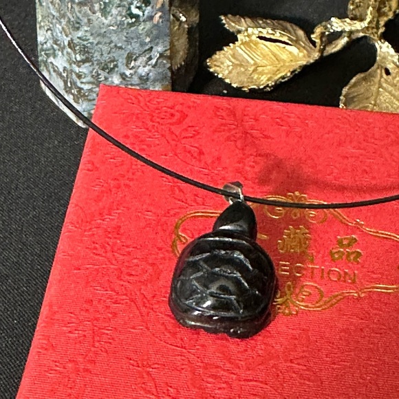 Obsidian turtle carving pendant on wire choker with silver hardware - Picture 2 of 8